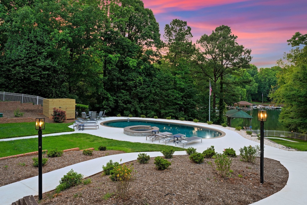 Shoreway Cove by Avantstay Waterfront Pool Dock