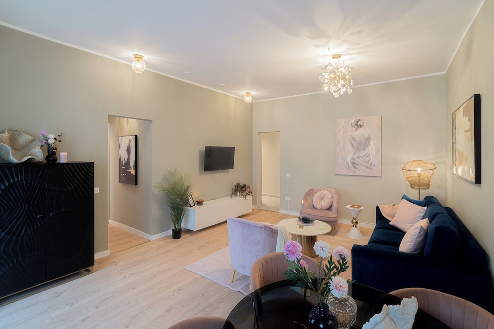 Designer 2-Bedroom Flat with Balcony & Full Amenities Steps from Piata Universitatii