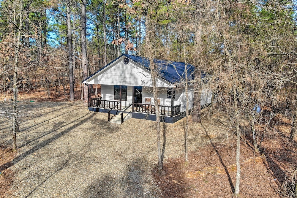 Chic Broken Bow Escape w/ Hot Tub & Fire Pit!