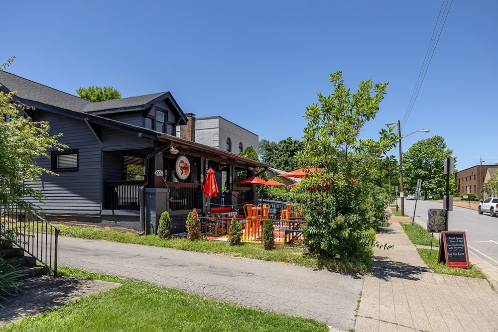 The Nomad 64-person Hillsboro Village Retreat Studio 1BR Spaces
