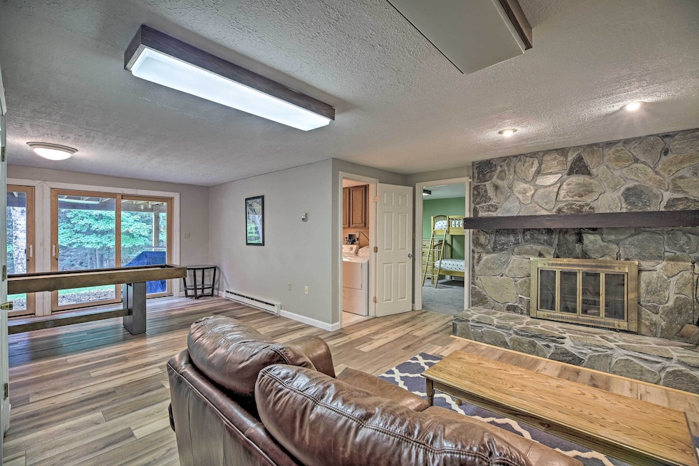 Condo w/ Deck & Grill < 5 Miles to Loon Mountain!