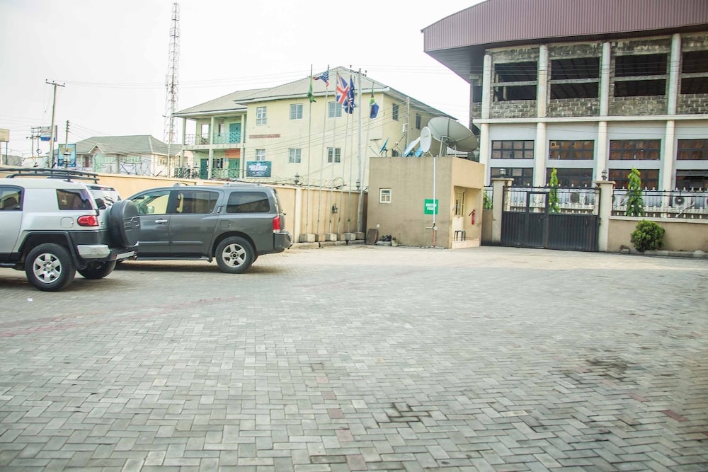 Royal Crest Hotel & Suites