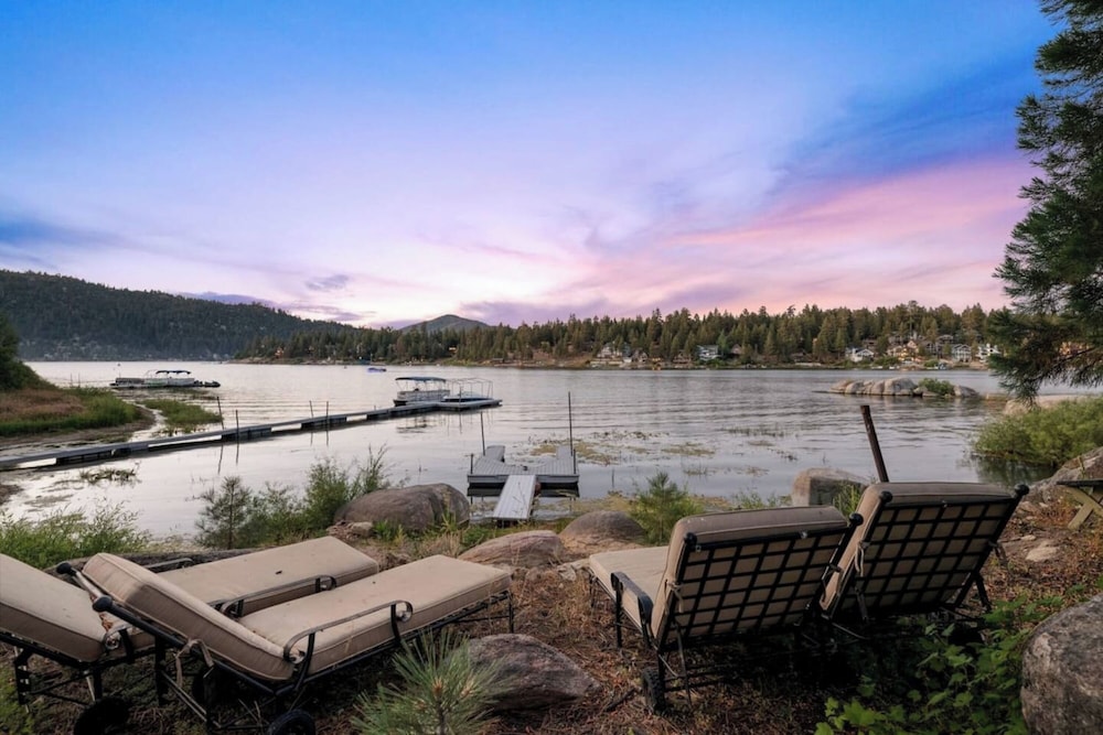 Stunning Lakefront Dock Views -Black Fox