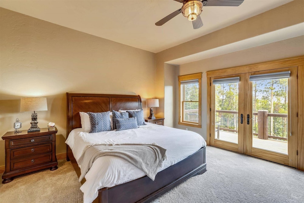 Luxury 5 Bedroom Pet-friendly Home in Breckenridge - 2 Miles to Main Street
