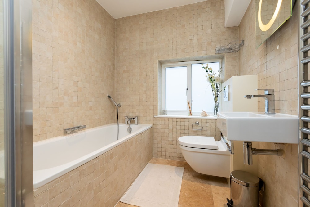 Modern and Bright 3 Bedroom House in Paddington