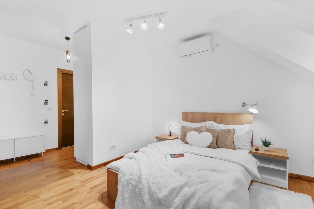 Attic Studio near Carol Park view 4