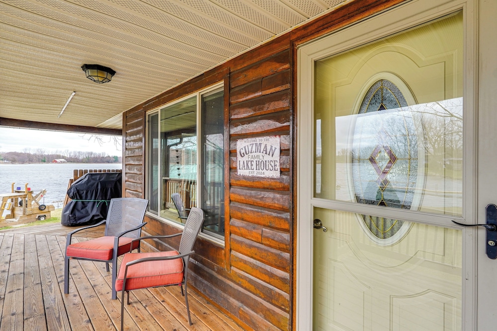 Lakefront Getaway w/ Fire Pit in Akron