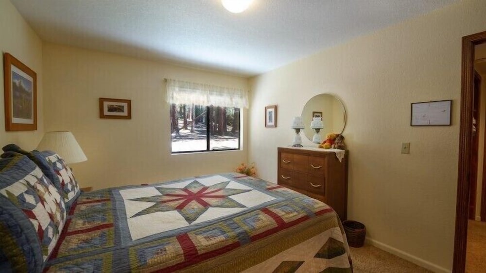 Scenic Wonders Bruin's Den 3 Bedrooms view 3