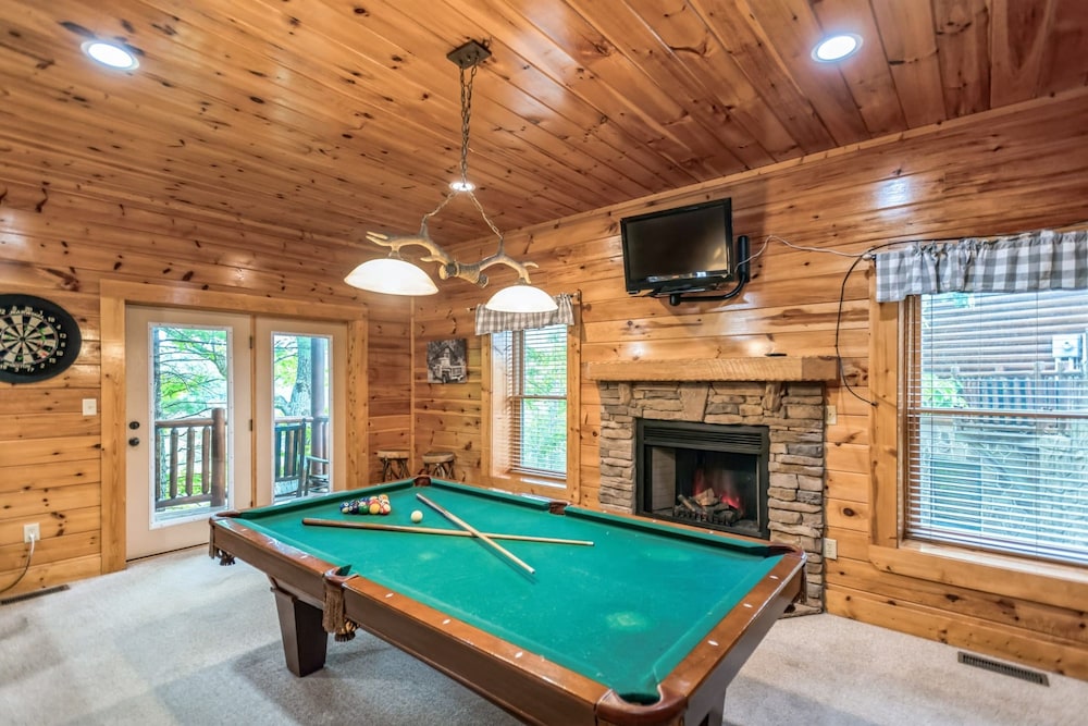 Summit View Way Resort Cabin w Hot Tub Deck w Views Pool Table