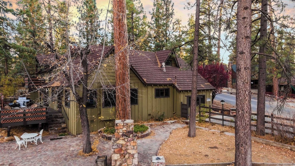 Sleeps 23 2 Homes, Lakefront, Private Dock, Hot Tub, Game Room, Swingset, View