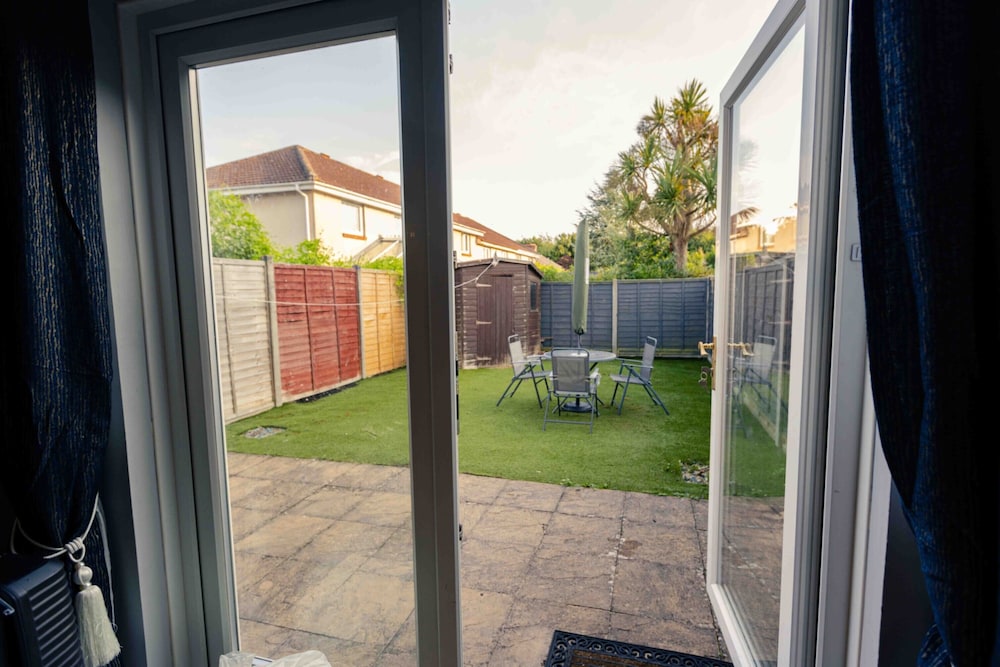 3 Bedrooms - Sleeps 8 - Wifi - 3 Car Parking