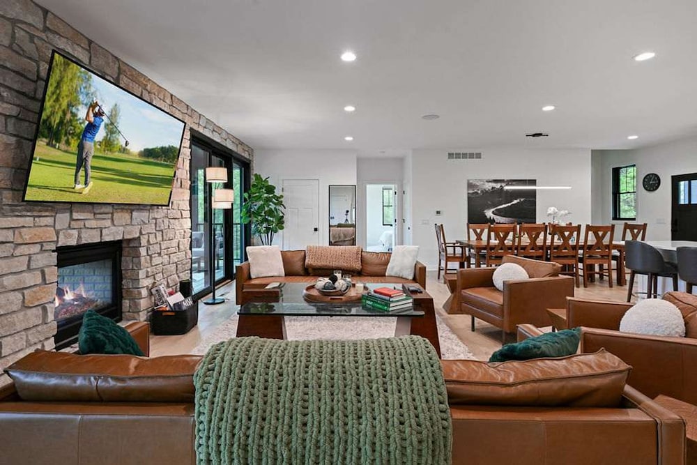 6BR Sand Valley Lodge With Hot Tub Bar Putting Green