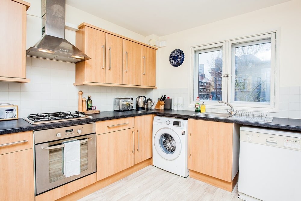 Stunning Spacious South London 1 Bed Apartment with Balcony