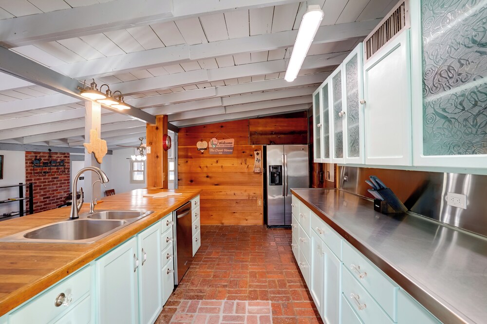 On-site River Access: Fishing Retreat in Granbury!