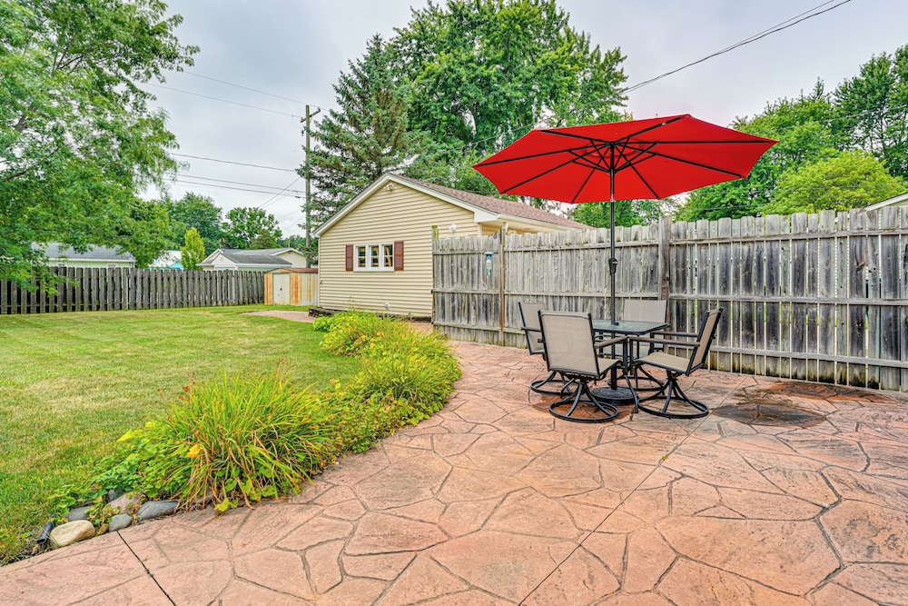 1 Mi to Dtwn: Suburban Home w/ Yard in Owosso