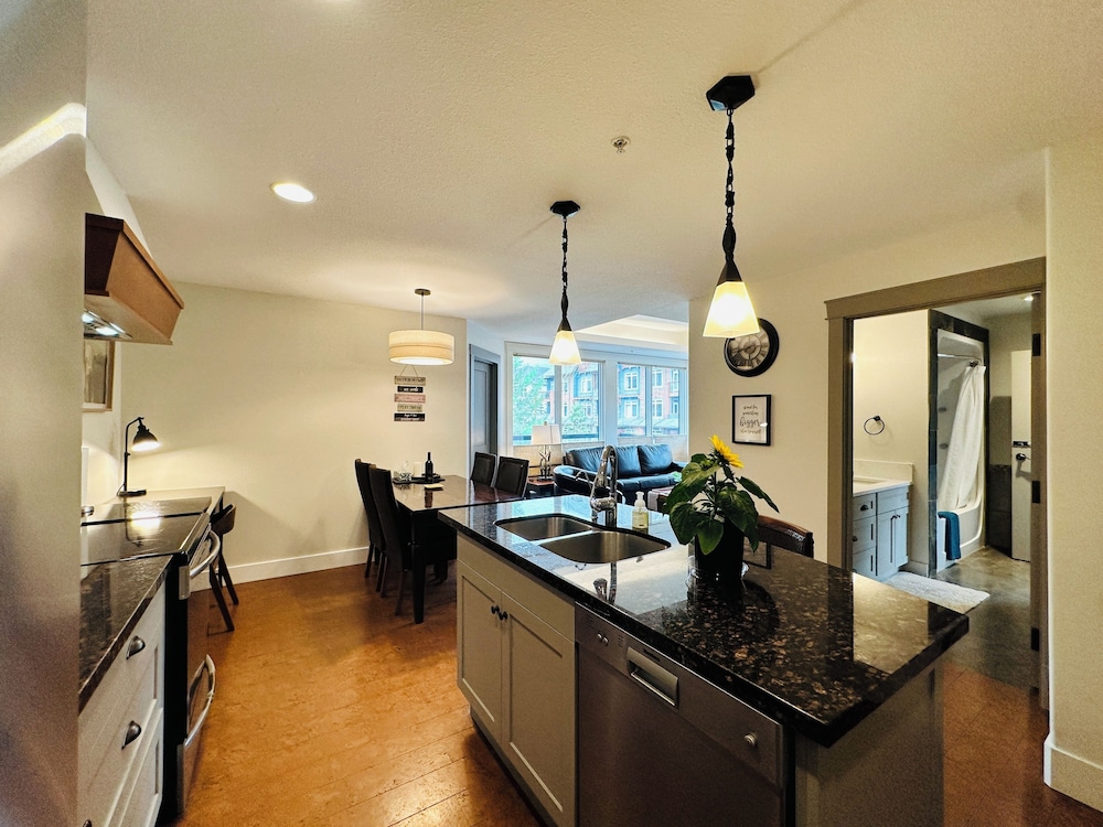 Solara Corner Suite-Pool & Hot Tub & Spa - Image 2