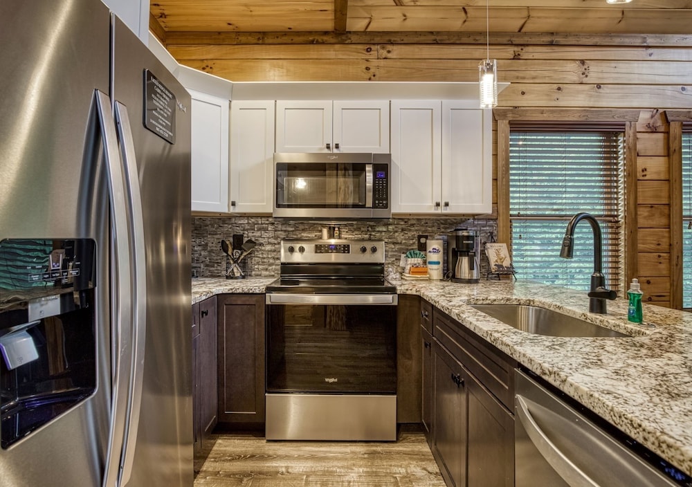 Ern841 - Sweet Feet Retreat - Location, Location, And Private Indoor Pool! 2 Bedroom Cabin by RedAwning view 4