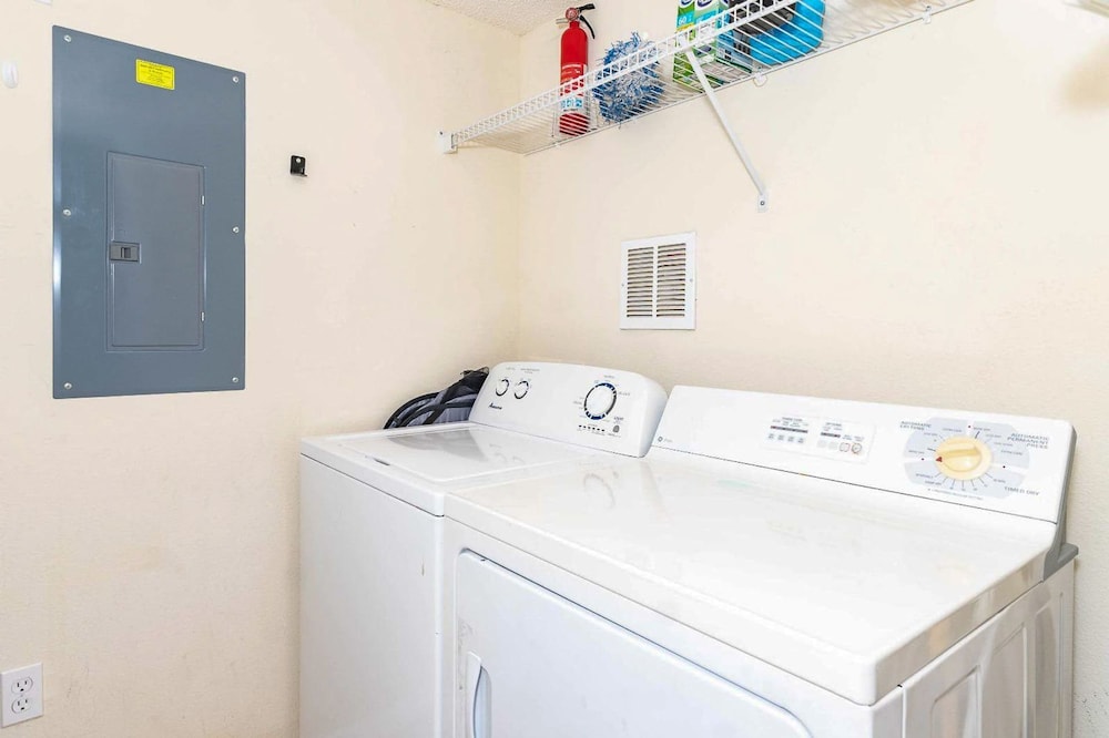 Stylish 3BR Townhouse 15 min to Disney Parks