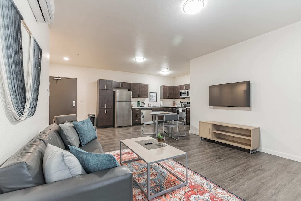 Modern Apartment With Upgraded Amenities Near CSU, photo 17