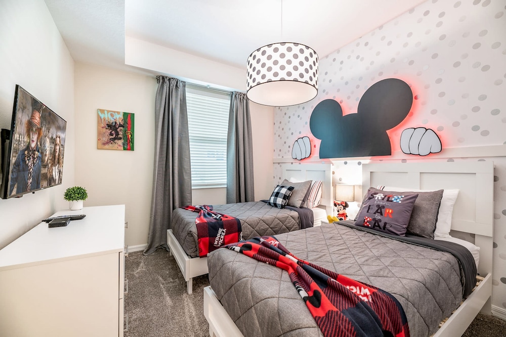 Chic 2bed Condo at Storey Lake Mickey Room