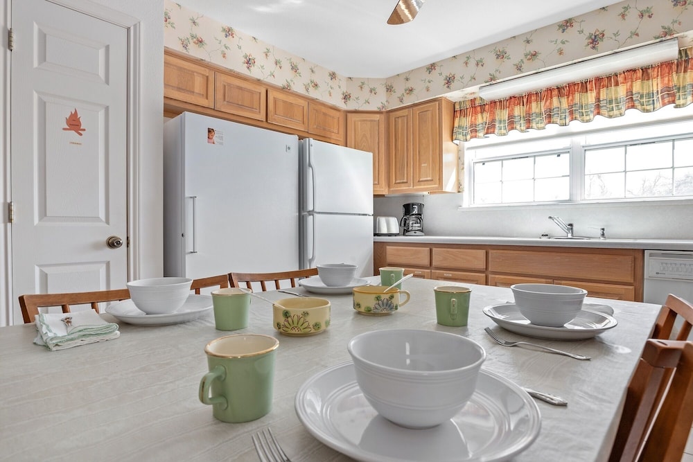 Peaceful 2 Bedroom Home by RedAwning view 5