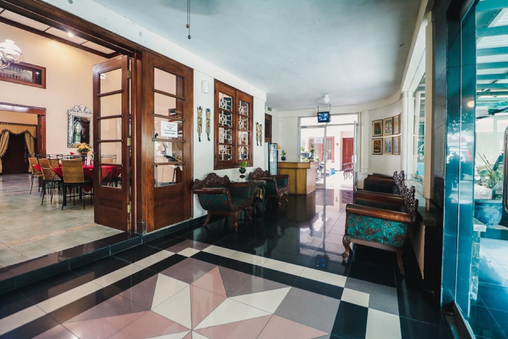 Lobby & Reception