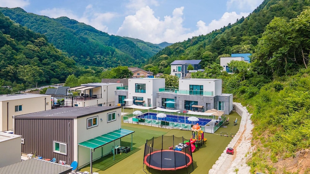 Hotel Gapyeong Staykidspoolvilla - Image 1