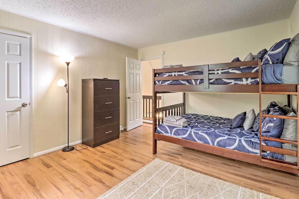 7 Mi to Lake Harmony: Home w/ Furnished Deck! view 5