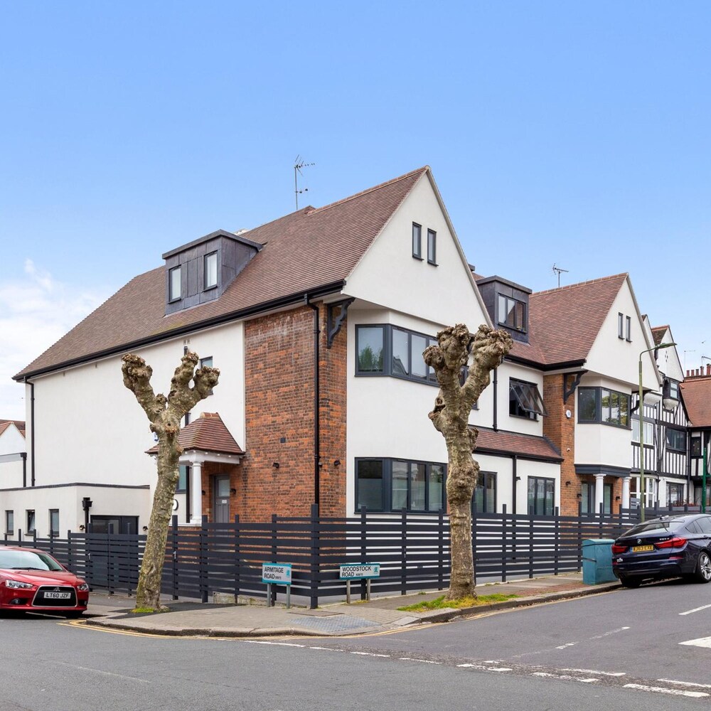 Modern Spacious Sleeps 4 Studio Golders Green