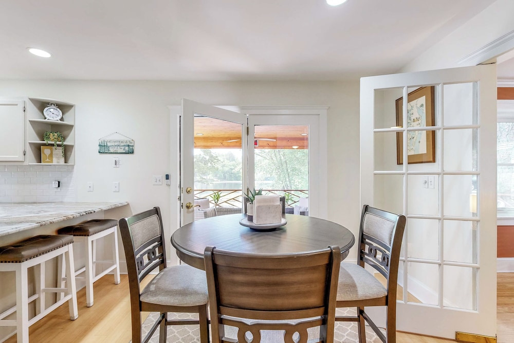 Waterfront Allergy-free 4br, Dock & Home Theater
