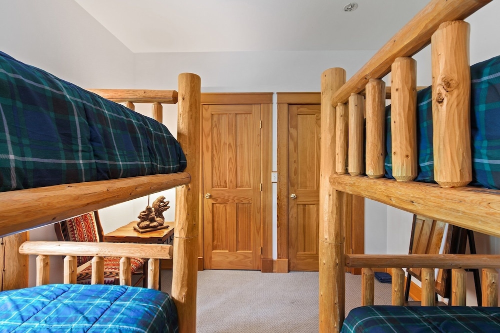 Polecat Chalet 4 Bedroom Home by RedAwning