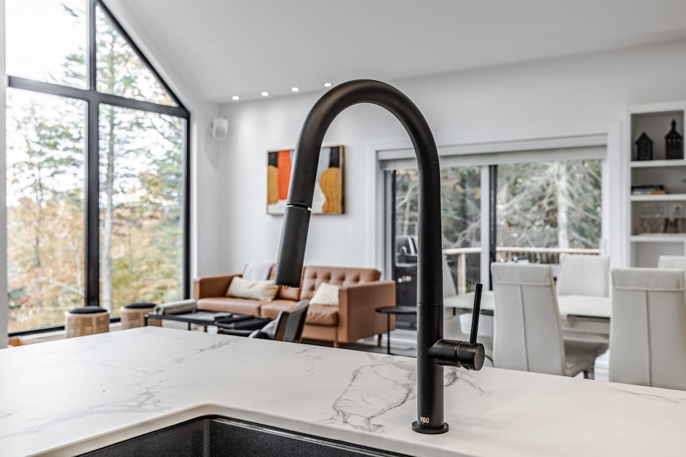 Valhalla - Scandinavian Style Chalet Directly on the Lake With Upscale Amenities and Private hot tub