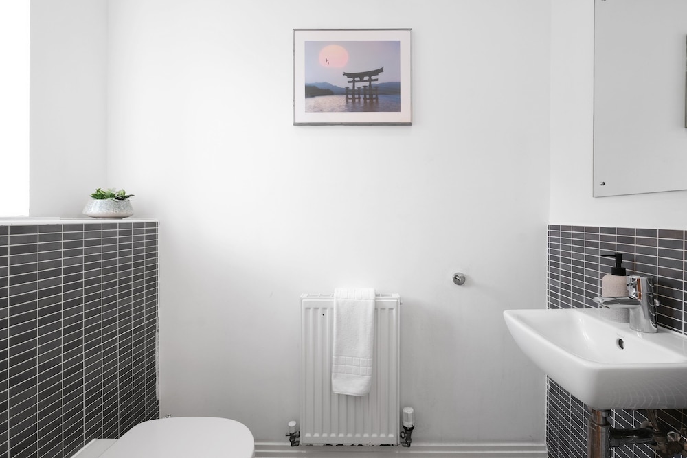 Spacious 6 Bedroom House in Denton Way