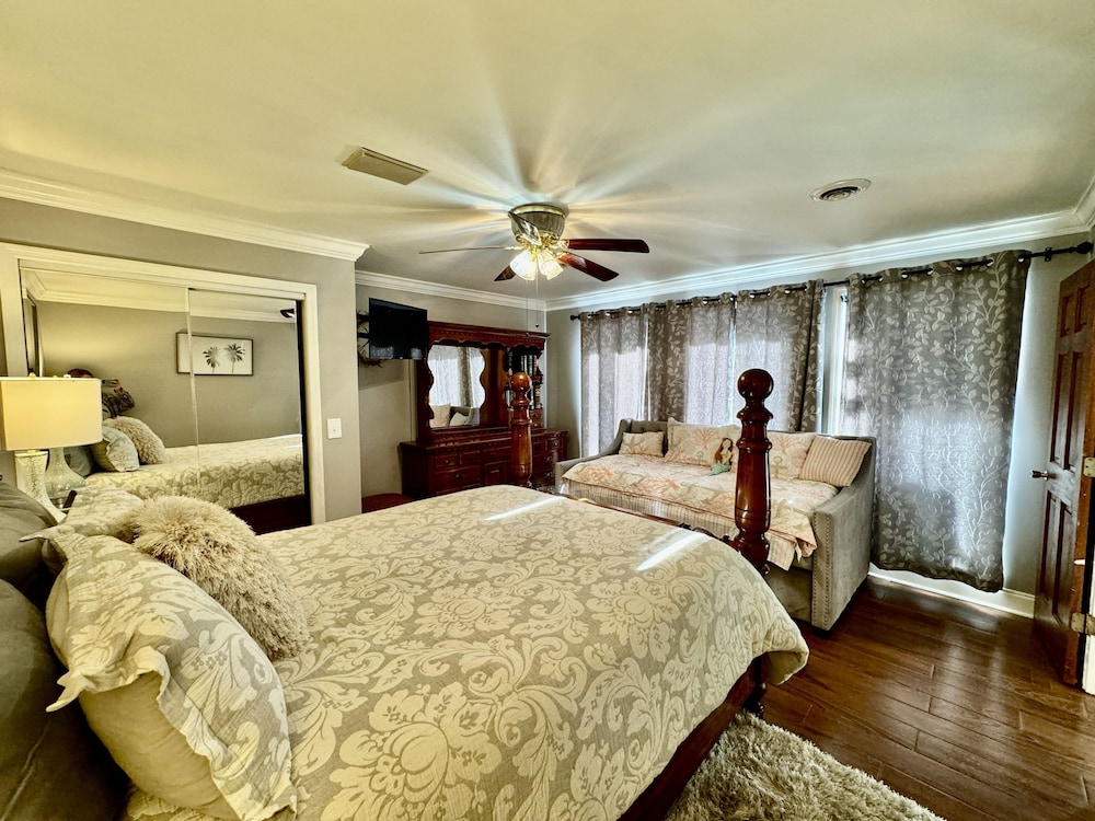 Seven Swings Inn 2 Bedroom Home by Redawning view 4