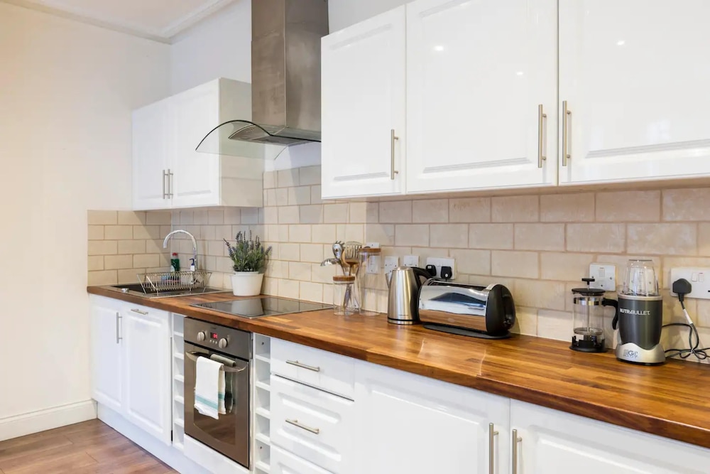 Bright and Modern 2 Bedroom Apartment in Earl's Court