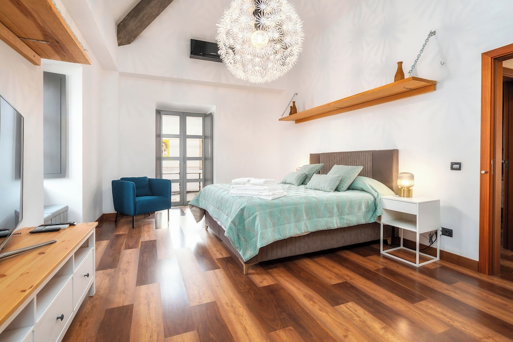 Oakmoon House