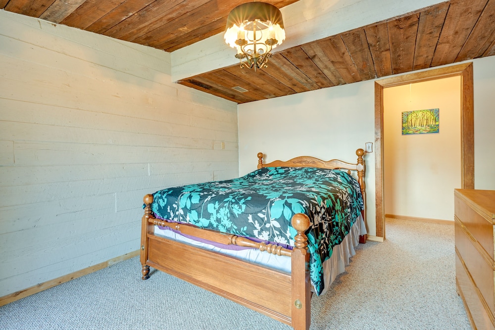 Orlando Vacations - Northern Michigan Vacation Rental on Crooked Lake! - Property Image 21