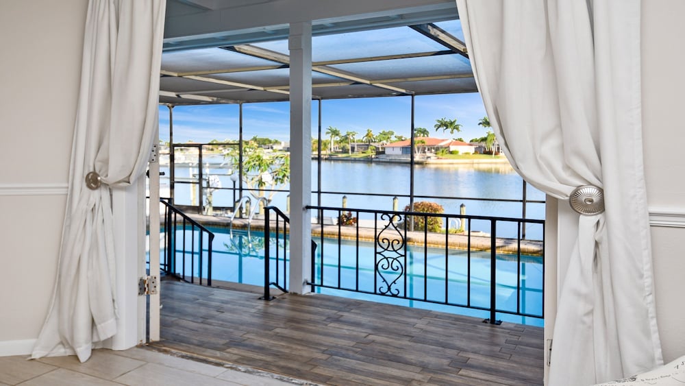 Amazing - 4 Bed Billiard Table Luxury Canal Pool