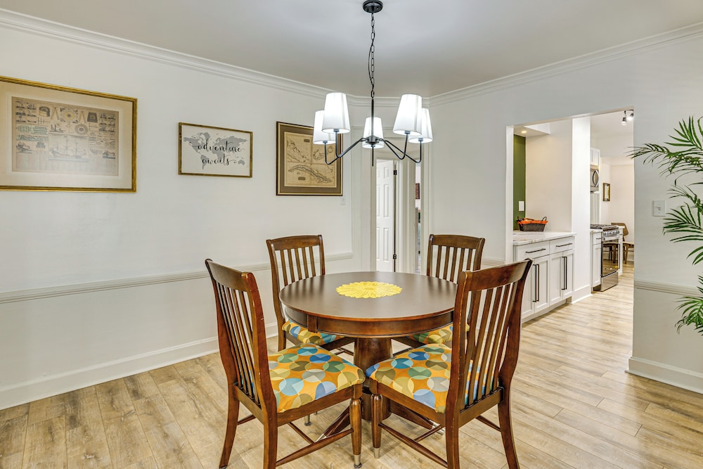 6 Mi to Arrowhead Stadium: Charming Home w/ Porch!