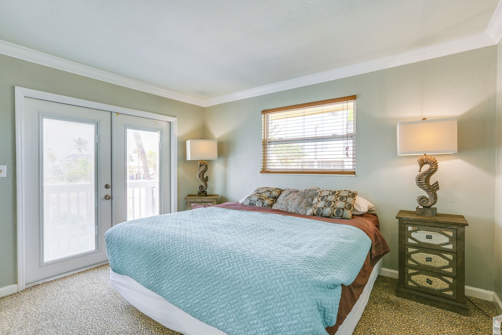 Dog-friendly Getaway: Steps to Fort Myers Beach!