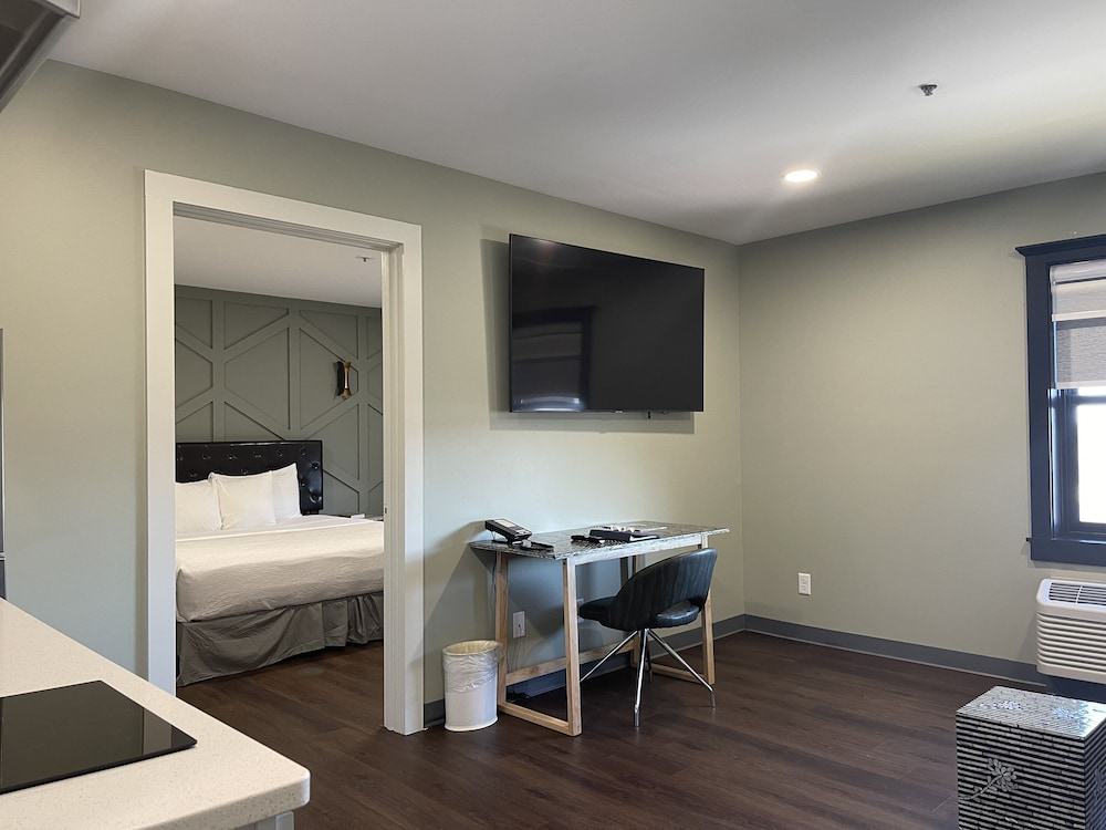 Bloomington Vacations - The Chateau Hotel and Conference Center - Property Image 49