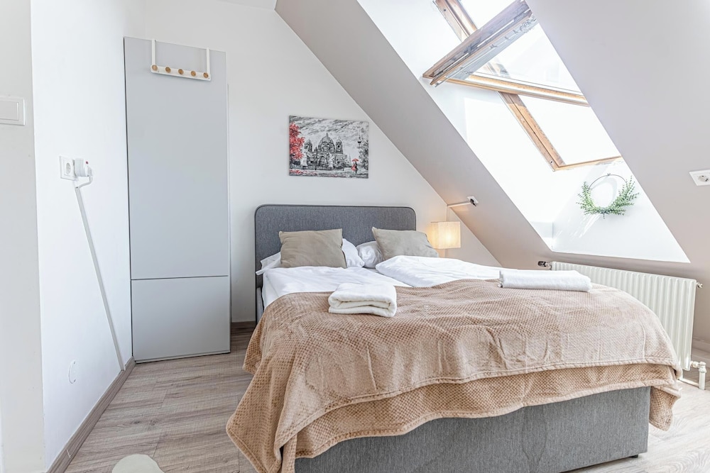 Stunning 12BR Floor For 24 People
