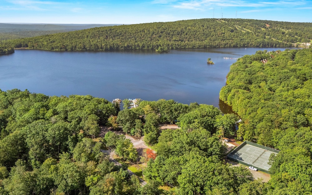 The Boulder Inn by Avantstay Indoor Hot Tub Game Room Outdoor Fire Pit