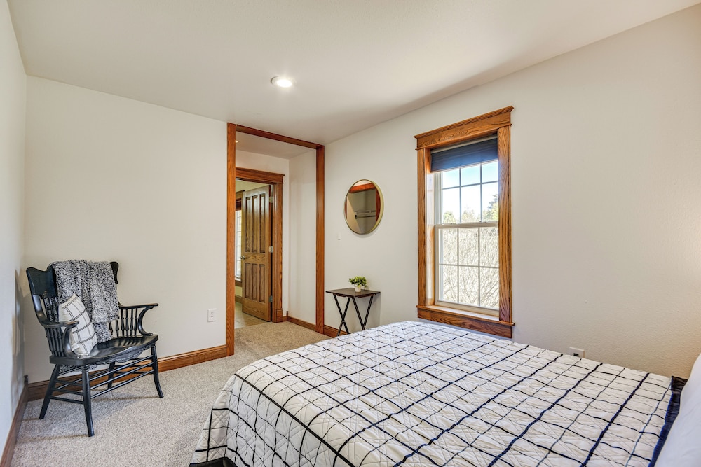 Pond Access & Fishing: 'cedar Lodge' in Versailles