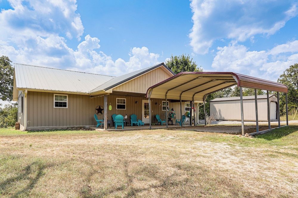 3 Mi to Spring River: Fully Furnished Outdoor Gem!