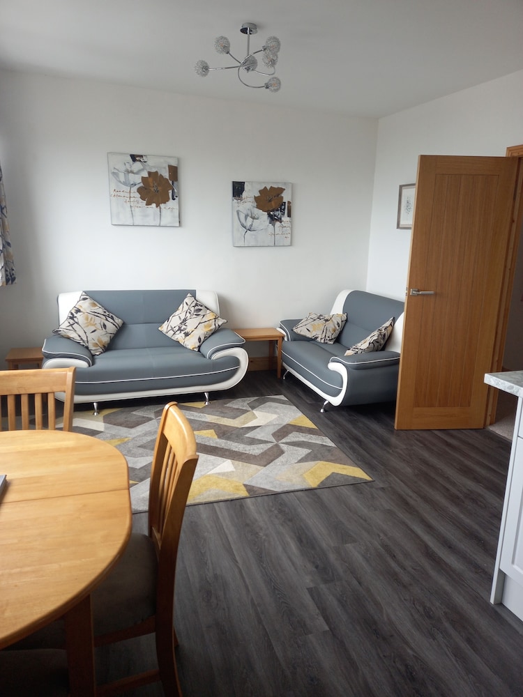 Inviting 2 Bed Apartment in Westwood ho view 2