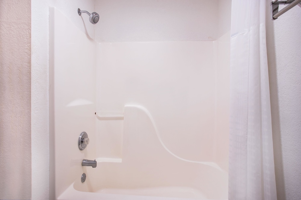 Super 8 by Wyndham Sweet Springs - Property Image 7