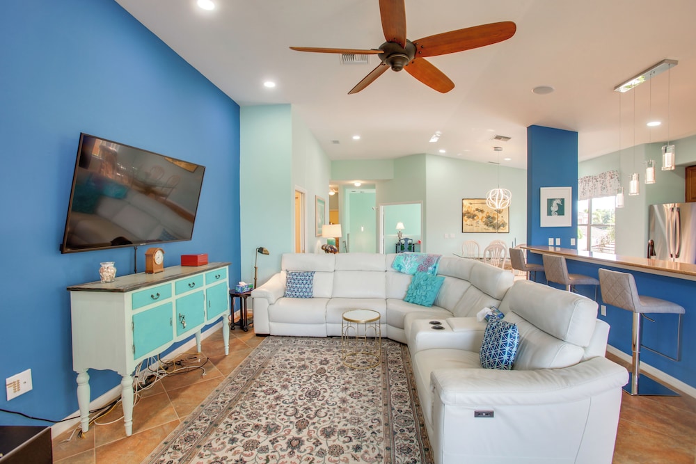 3 Mi to Dtwn Fort Myers: Condo w/ Pool & Hot Tub