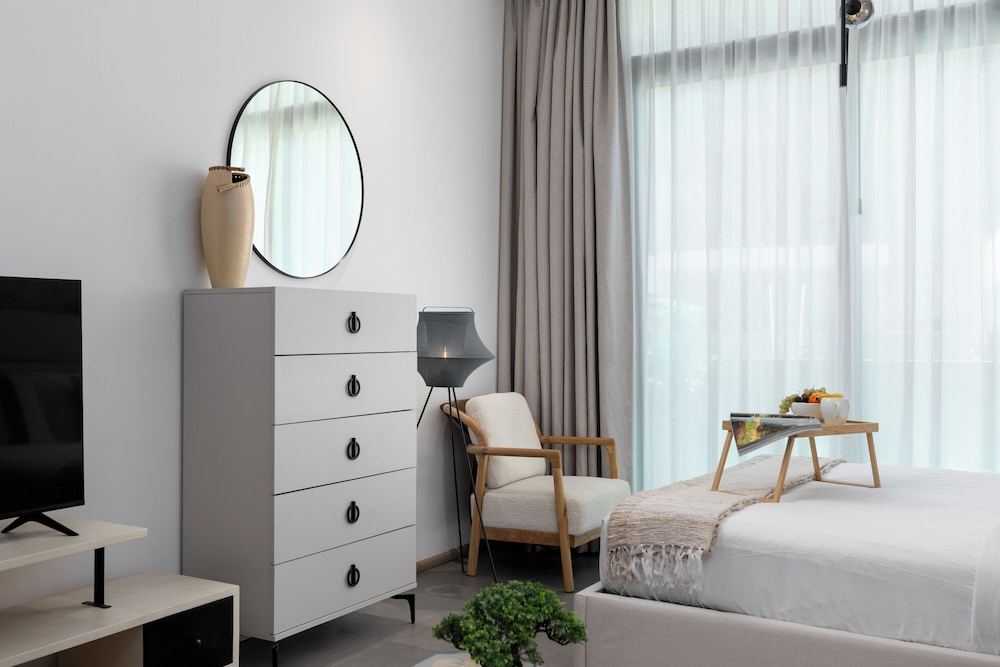 Maison Privee - Serene Studio Escape with Balcony in JVC