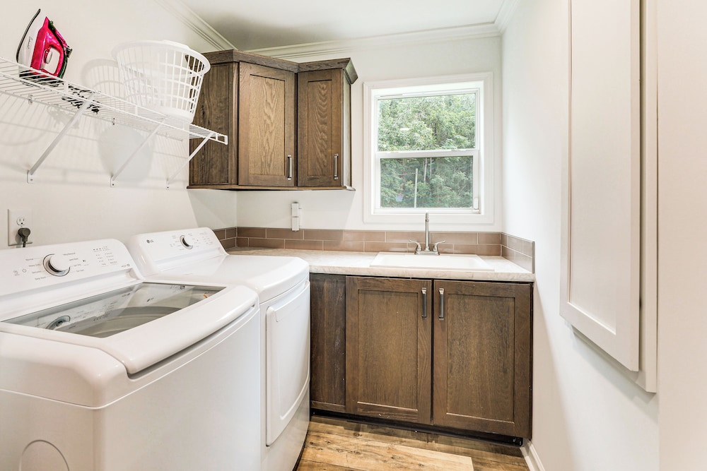 Dog Friendly, Screened Porch: St Stephen Retreat!